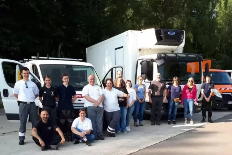 Mitglieder der Ramsteiner DRK-Ortsgruppe und Mitarbeiter des Bauhofs der Verbandsgemeinde Ramstein-Miesenbach haben Spenden in d