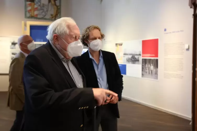 Bernhard Vogel (links) und Alexander Schubert in der Ausstellung.