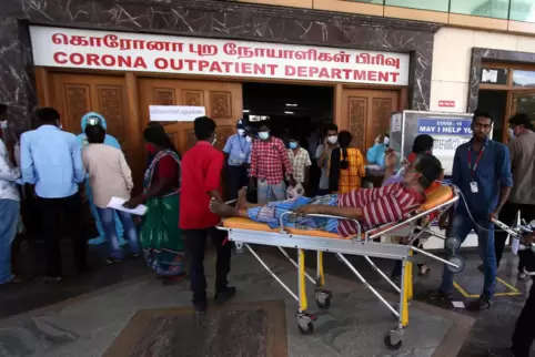 Ein an Covid-19 erkrankter Mann wird zu einem Krankenhaus im indischen Chennai.