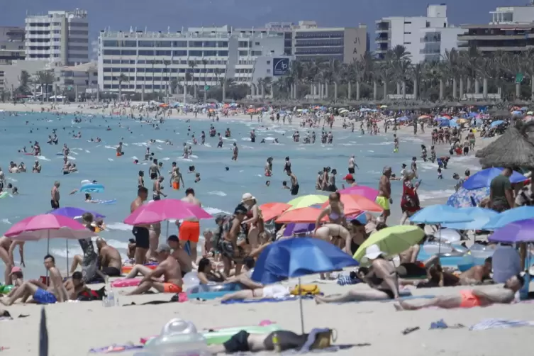 Auf Mallorca herrscht derzeit Hochsaison – und die Corona-Infektionen steigen rasant an.