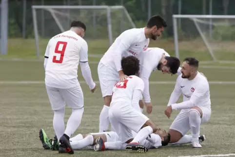 Feiern ihren Torschützen: Tarik Trabilseah von den FCK-Portugiesen (unten) traf zum 1:0 im Kreispokalviertelfinale gegen Gunders