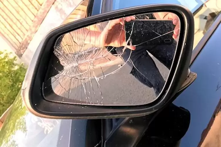 Der geparkte BMW wurde von dem vorbeifahrenden Wagen gerammt. Dabei ging der Außenspiegel zu Bruch.