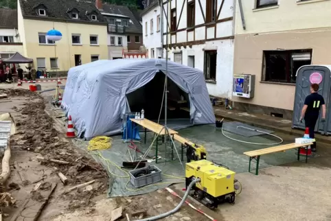 Der Gerätewagen Dekon-P kann in einem Zelt Duschen mit Warmwasser bereitstellen. Im Krisengebiet, in dem die Wasserversorgung zu