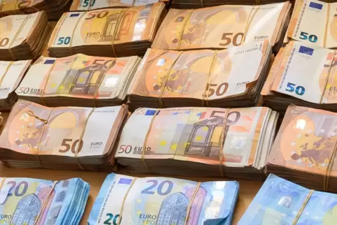 Beschlagnahmte Banknoten aus kriminellen Geschäften: Die Deutsche Bundesbank hält die Wirksamkeit einer Obergrenze für Barzahlun