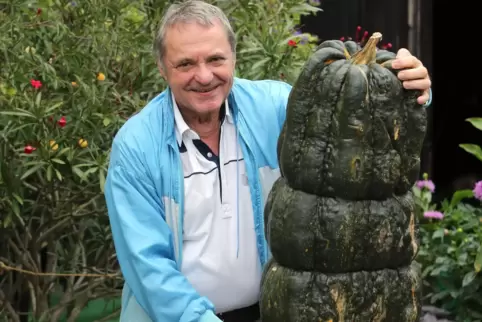 Bereits mehrfach ausgezeichnet: Günter Reiland aus Otterstadt, hier mit seiner Riesen-Zucchini, die 2016 prämiert wurde. 