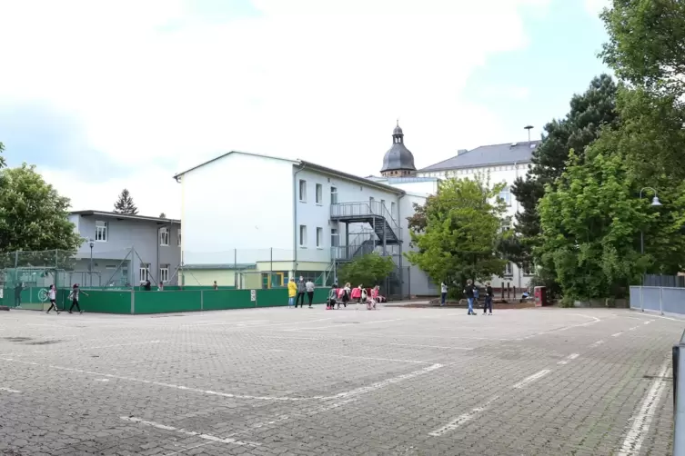 Der Pausenhof der Ludwig-Riedener-Grundschule wird teilweise &uuml;berbaut. 