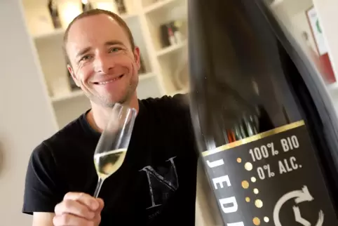 Jochen Gradolph auf dem Neuspergerhof in Rohrbach stellt entalkoholisierten Bio-Wein her. 