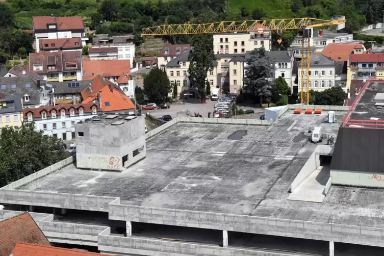 Blick von der Stiftskirche auf die Hertie-Baustelle: In vier bis sechs Wochen sollen die lauten Betonarbeiten beendet sein. 
