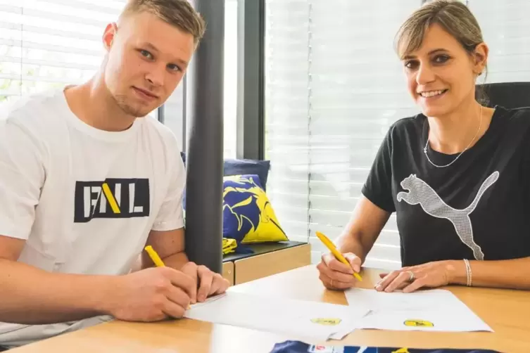 Der neue Kreisläufer soll spätestens ab Sommer 2022 für die Löwen spielen: Kristjan Horzen mit Geschäftsführerin Jennifer Kettem