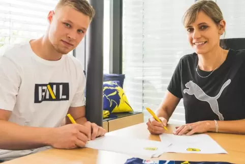 Der neue Kreisläufer soll spätestens ab Sommer 2022 für die Löwen spielen: Kristjan Horzen mit Geschäftsführerin Jennifer Kettem