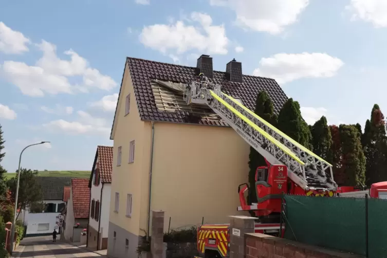Die Feuerwehr war am Montag in Kindenheim im Einsatz, um das bei der Explosion beschädigte Dach des Hauses zu sichern. 