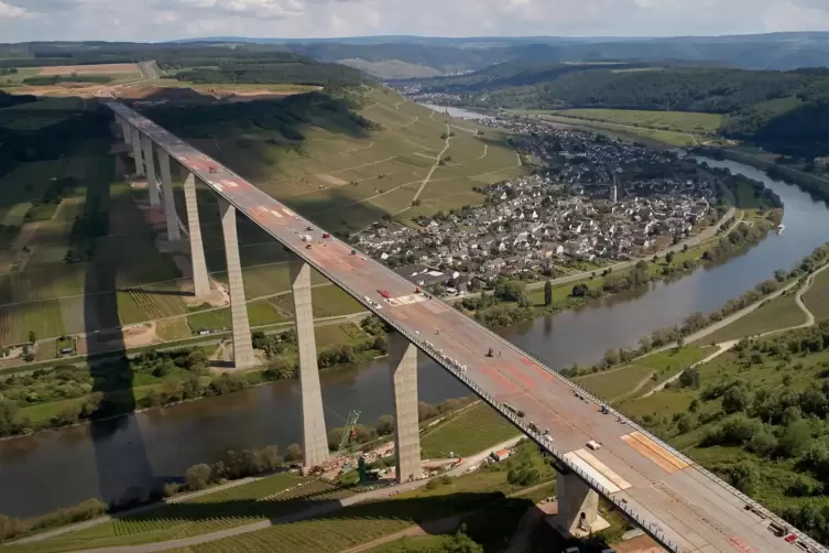 Knapp 40.000 Brücken gibt es im Netz der Bundesfernstraßen, hier die Hochmoselbrücke. 