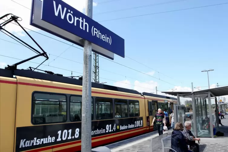 Zwischen Wörth und Karlsruhe werden Gleise erneuert. Deshalb gibt es einige Einschränkungen im Bahnverkehr der Südpfalz. 