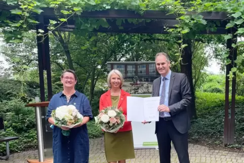 Landrat Dietmar Seefeldt hat die hohe Auszeichnung an Claudia Westermann (links) und Christine Krieg überreicht. 