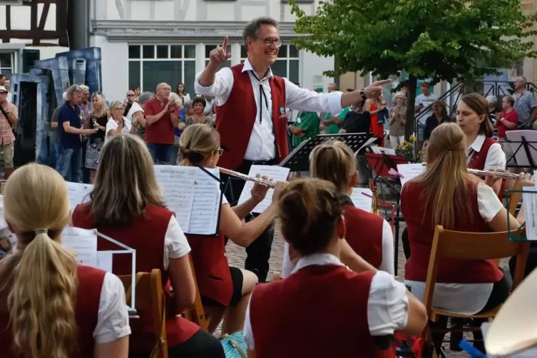 Musizieren für den guten Zweck: Spontan hat die Gesangvereinskapelle Rockenhausen auf dem Marktplatz ein Benefizkonzert gegeben.