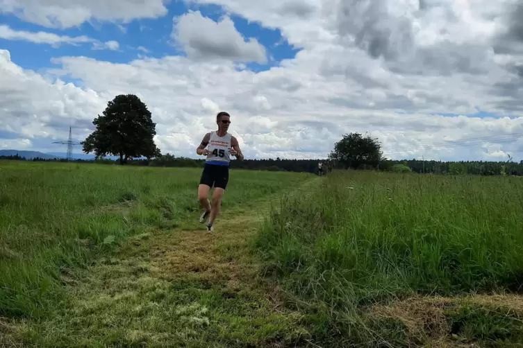 Wolken am Himmel, Gras unter den Schuhen: Sonja Deiß unterwegs auf der Laufstrecke. 