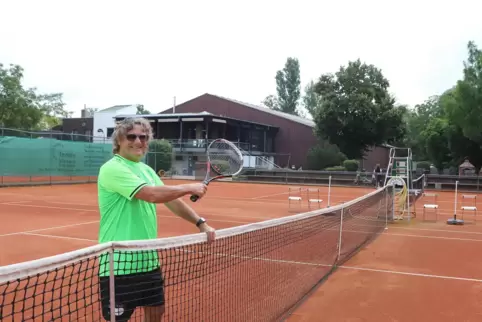  Der TC Schwarz-Weiß will zusätzlich zu seiner Zweifeldhalle (hinten) auf diesen Tennisplätzen eine Dreifeld-Traglufthalle bauen
