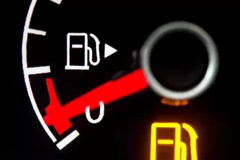 Nicht digital, sondern analog: Tankuhr eines älteren Autos. 