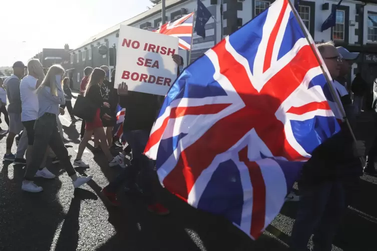 Demonstranten halten britische Fahnen und ein Schild mit der Aufschrift «No Irish Sea Border» („Keine irische See-Grenze“) bei e