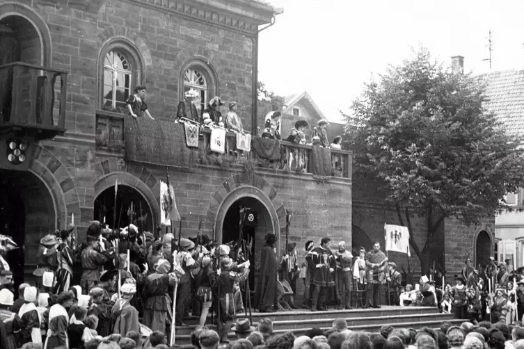 Mit großem Aufwand inszeniert: Das Festspiel „Franz von Sickingen“ vorm einstigen Rathaus am Alten Markt. 