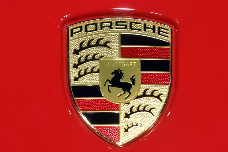  Ein Porsche-Logo auf der Haube eines Fahrzeugs.