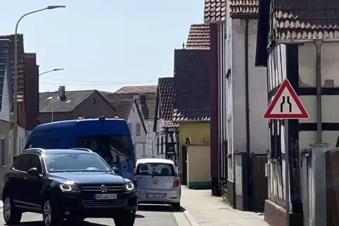 Die Engstelle in der Luitpoldstraße ist am Sonntag noch größer geworden: Dor steht jetzt ein Kleinwagen.