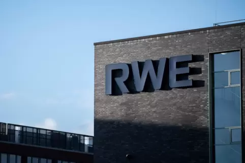 Das Logo von RWE an der Fassade eines Gebäudes auf dem RWE Campus in Essen. 