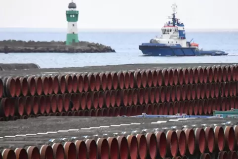 Rohre für die Erdgaspipeline Nord Stream 2 werden im Hafen Mukran auf der Insel Rügen gelagert. Das Bild entstand Anfang des Jah