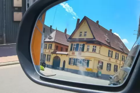 Im Rückspiegel: das gesuchte Gebäude.