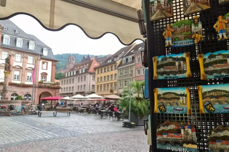 Die Außenterrassen füllen sich auch bei schlechtem Wetter. Heidelberg ist bei deutschen Touristen beliebt. Was aber fehlt, sind 