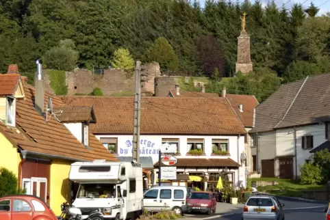 Die Ruine Weckersburg mit einer Christusstatue aus dem 19. Jahrhundert überragt das Lothringer Grenzdorf Walschbronn.