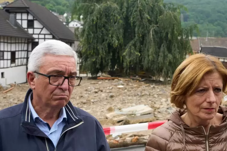 Innenminister Roger Lewentz (SPD) hatte nach der Flutkatastrophe gemeinsam mit Ministerpräsidentin Malu Dreyer (SPD) das Kriseng