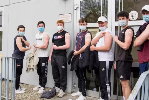 Die frisch geimpften Sportler der HSG Eckbachtal (von links): Eric Diehl, Christian Meyer, Johannes Lang, Alex Scholz, Jonas Bey