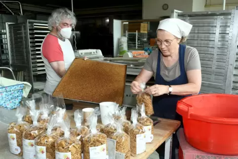 Unterstützung von Donnersbäcker-Chef Klaus Brand: Christine Fleck in der Backstube. Auf den aktuellen Müsli-Verpackungen wirbt s Unterstützung von Donnersbäcker-Chef Klaus Brand: Christine Fleck in der Backstube. Auf den aktuellen Müsli-Verpackungen wirbt s
