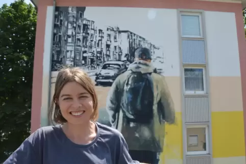 „Ich mag es, mit den Zeiten zu spielen“: Die spanische Street-Art-Künstlerin Udane Juaristi vor einem ihrer beiden Graffiti in d