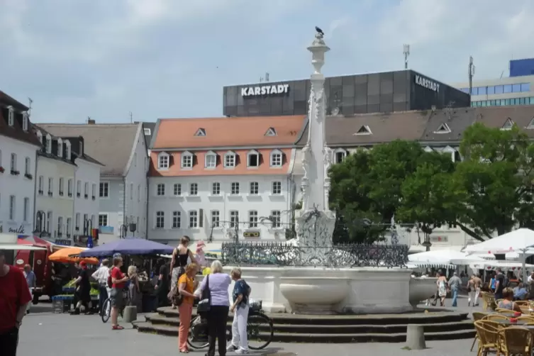 Das Herz von Saarbrücken: Der St. Johanner Markt mit dem barocken Stengelbrunnen.