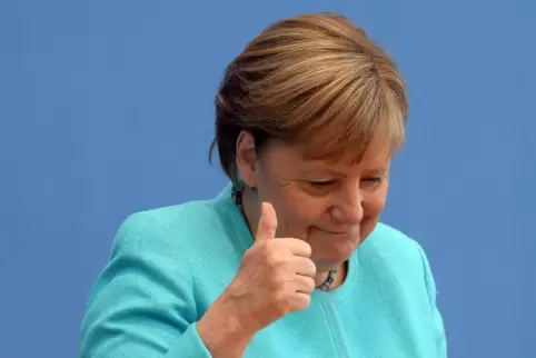 Daumen hoch: Trotz aller Krisen und Katastrophen zeigt Kanzlerin Angela Merkel (CDU) vor der Hauptstadtpresse, dass sie noch imm