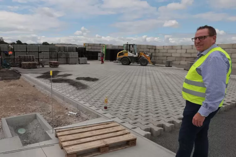 Gesch&auml;ftsf&uuml;hrer J&ouml;rg Berbalk f&uuml;hrt &uuml;ber die Baustelle.
