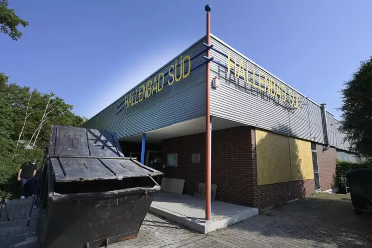 Container vorm Eingang. 