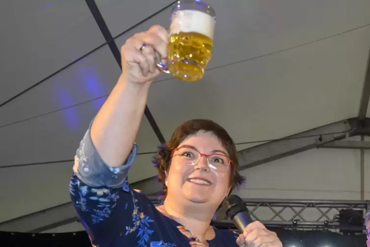 Fassbieranstich im Jahr 2019: Stadtbürgermeisterin Isabel Steinhauer-Theis.