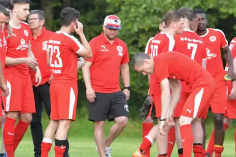 Nach dem Sieg über Jägersburg: Trainer Andy Baumgartner (Mitte, mit Kappe) schart sein Team um sich. Rechts bückt sich gerade Ch