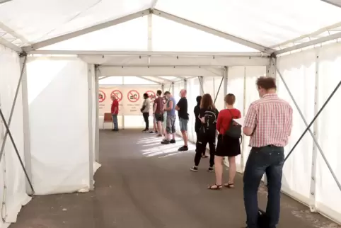 Über 370 Menschen kamen ohne Termin, aber mit dem Wunsch nach einer Impfung. 