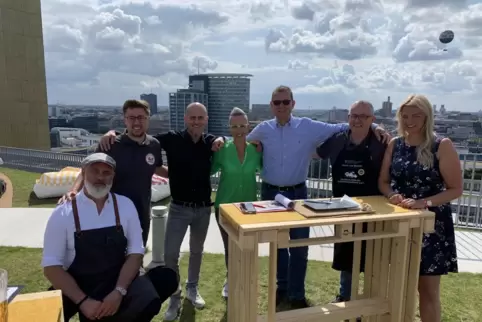 Auf der Dachterasse des Axel-Springer-Hochhauses: (von links) Sternekoch Markus Semmler, Alexander Krieger, Fernsehkoch Ralf Zac