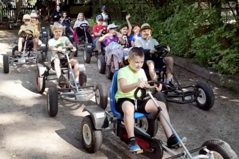 Kettcar-Tour: Ferienkinder fahren durch den Speyerer Wald. 