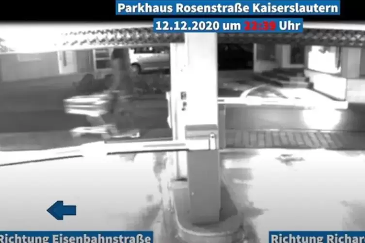 Beim vierten Mal schiebt der Unbekannte um 22.39 Uhr einen leeren Einkaufswagen Richtung Eisenbahnstra&szlig;e vorbei. 