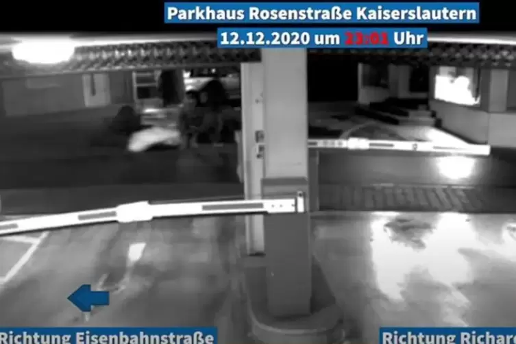22 Minuten sp&auml;ter kehrt er mit einem gro&szlig;en, hell verpackten Gegenstand auf dem Wagen zur&uuml;ck. Es k&ouml;nnte die Leiche von Diana Bod