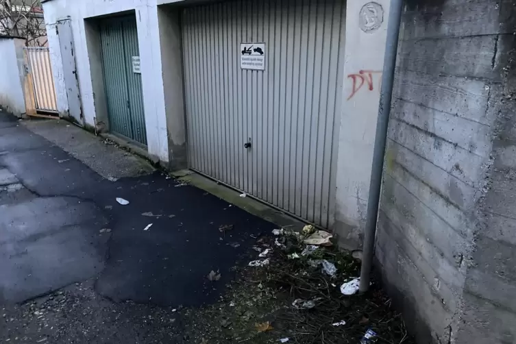 Vor diesen Garagen in einer Seitengasse der Staub&ouml;rnchenstra&szlig;e in Kaiserslautern war im Dezember 2020 die zun&auml;chst unbekannte Fr