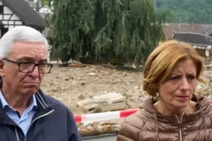 Betroffen angesichts der Opfer und der Zerstörung in der Eifel: Innenminister Roger Lewentz und Ministerpräsidentin Malu Dreyer 