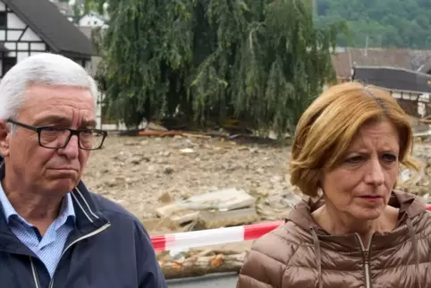 Betroffen angesichts der Opfer und der Zerstörung in der Eifel: Innenminister Roger Lewentz und Ministerpräsidentin Malu Dreyer 