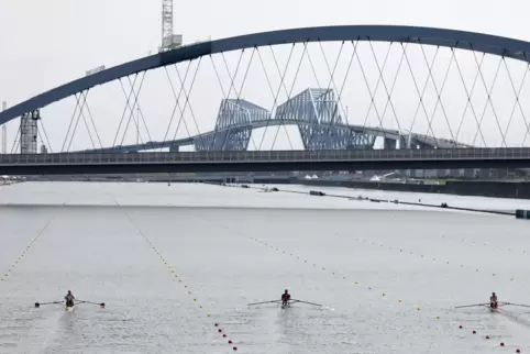 Industrielle Schönheit im Hafen von Tokio, für die Oliver Zeidler (links) keine Augen hatte. 